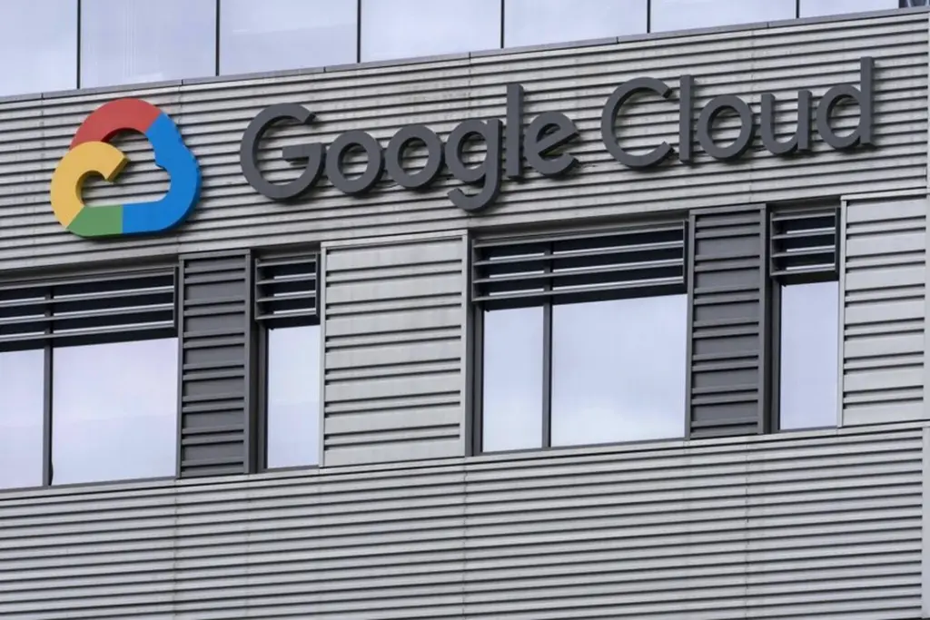 Gros plan d’une puce Google noircie et partiellement brûlée, posée sur une carte électronique.