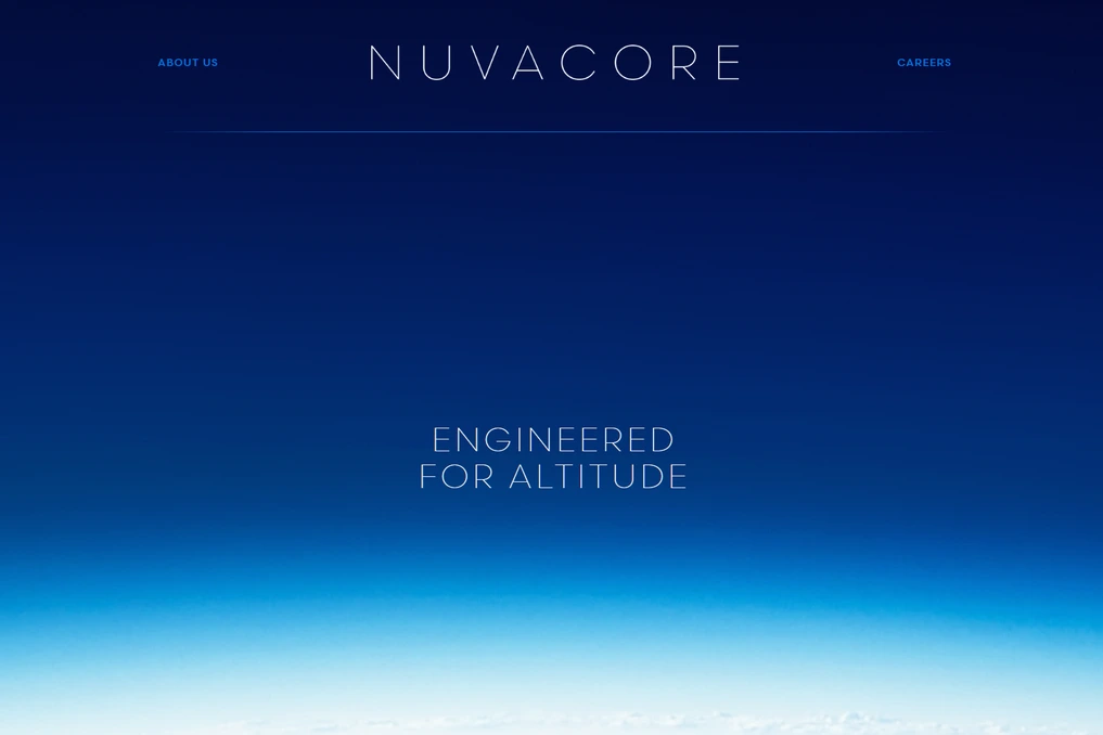 Gros plan sur une puce Nuvacore posée sur une carte mère, avec logos Apple M et Qualcomm Oryon en arrière-plan