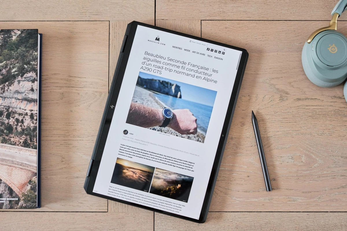 HP OmniBook Ultra Flip 14 posé sur une table, écran tactile ouvert en mode tablette, clavier visible