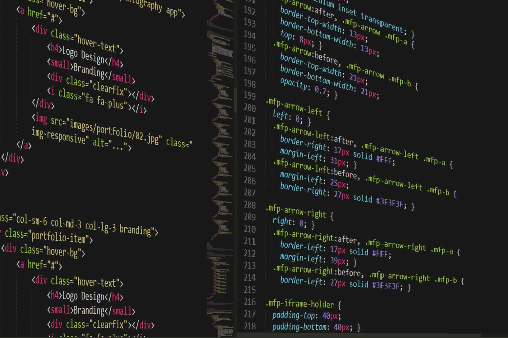 Illustration d’une IA sur écran analysant des icônes de métiers, avec silhouettes de travailleurs en arrière-plan