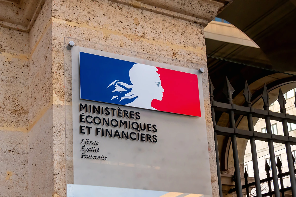 Illustration montrant une intelligence artificielle analysant des dossiers fiscaux sur écran, avec une loupe et des graphiques.