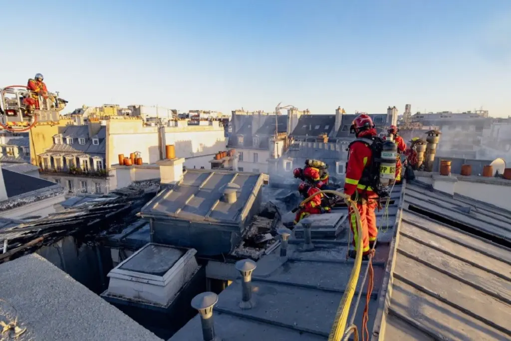 Incendie à Paris : fumée épaisse s’échappant d’un appartement, toit en flammes, pompiers en intervention