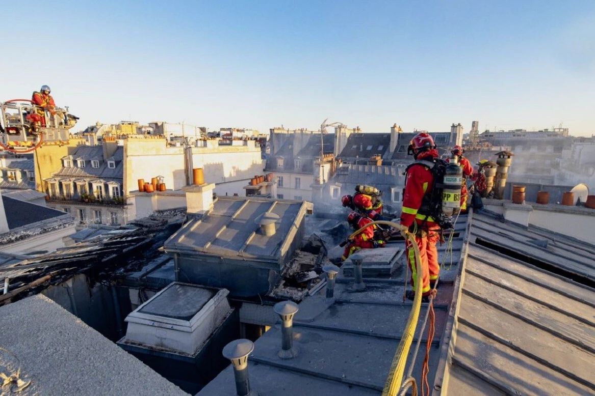 Incendie à Paris : fumée épaisse s’échappant d’un appartement, toit en flammes, pompiers en intervention