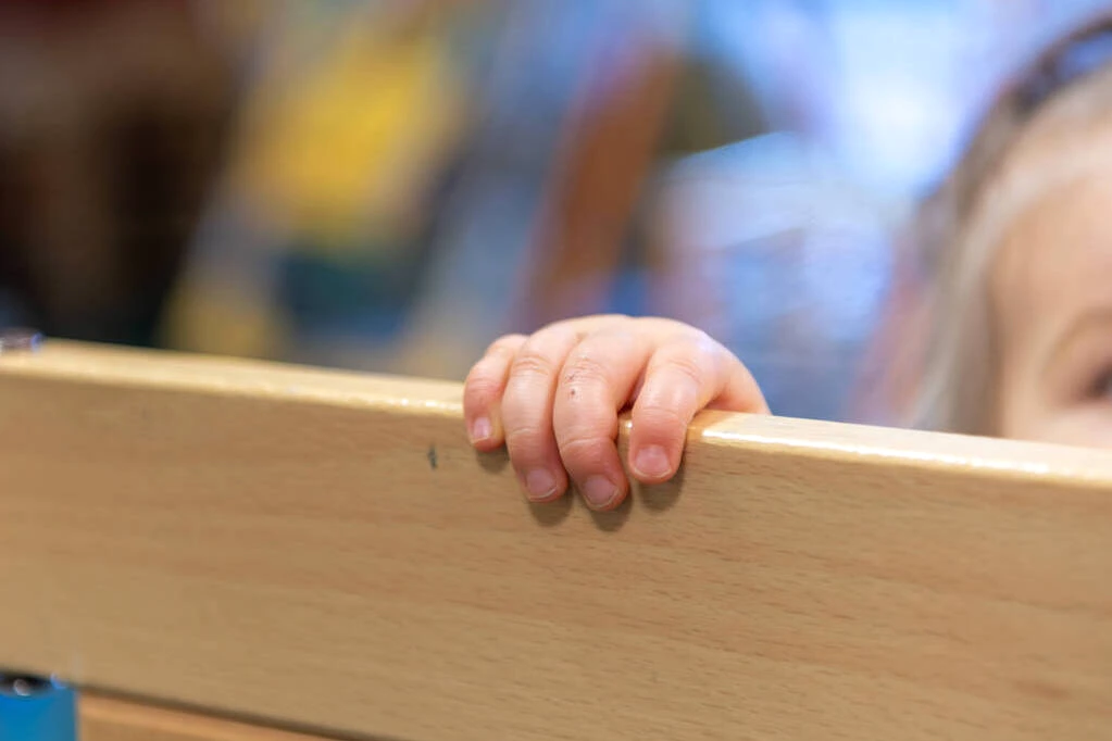 Inès Chatin devant un bâtiment parisien, parlant aux médias, avec la tour Eiffel floue en arrière-plan