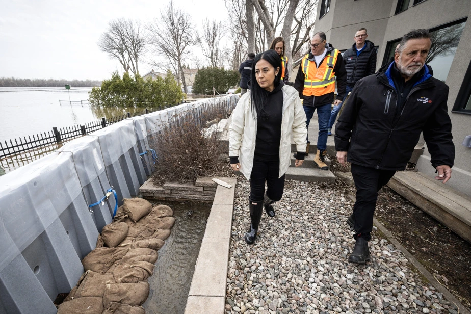 Inondations à Montréal : rue submergée en mai, voitures à moitié dans l’eau et passants sur le trottoir