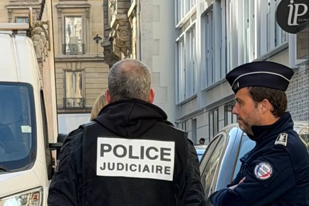 Institut de beauté à Paris aux vitres noircies et façade brûlée, rubalise policière devant l’entrée
