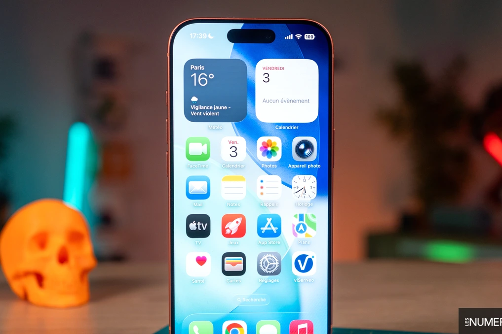 iPhone affichant iOS 27 avec icônes et fenêtres d’IA, logo Apple en arrière-plan sur fond sombre