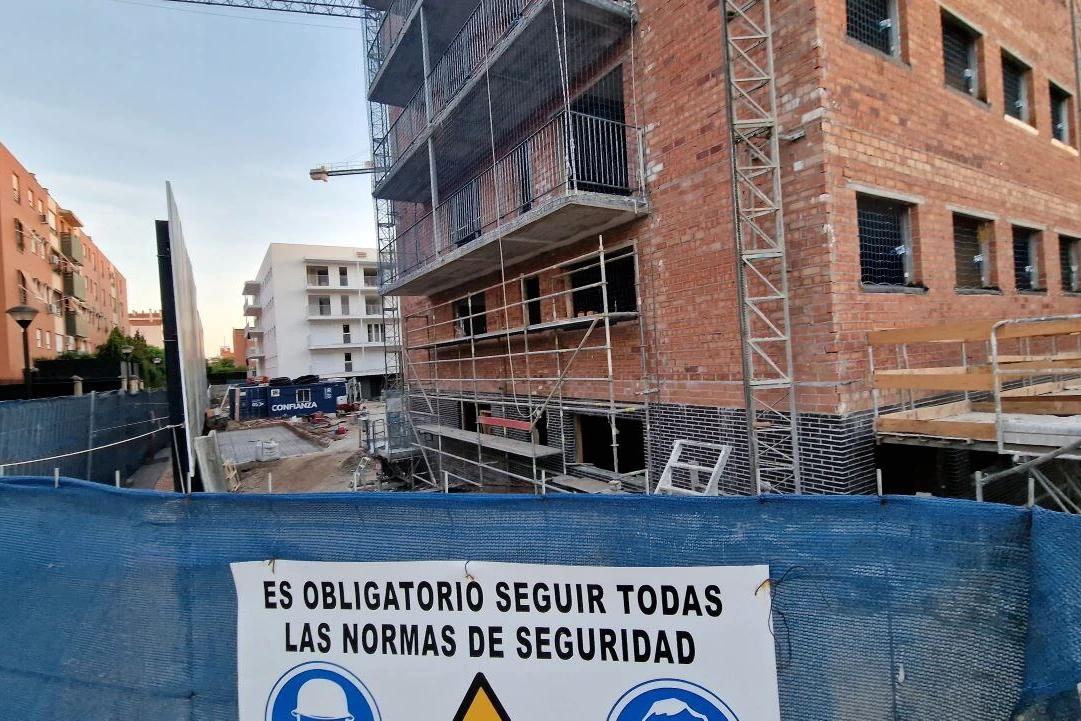 Jaime Palomera parlant devant un micro, en conférence, avec un écran de présentation en arrière-plan.