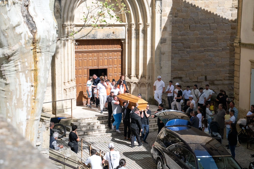 Je peux le faire, mais je n’ai pas l’image. Merci de l’envoyer (ou de la décrire) pour que j’écrive l’alt text.