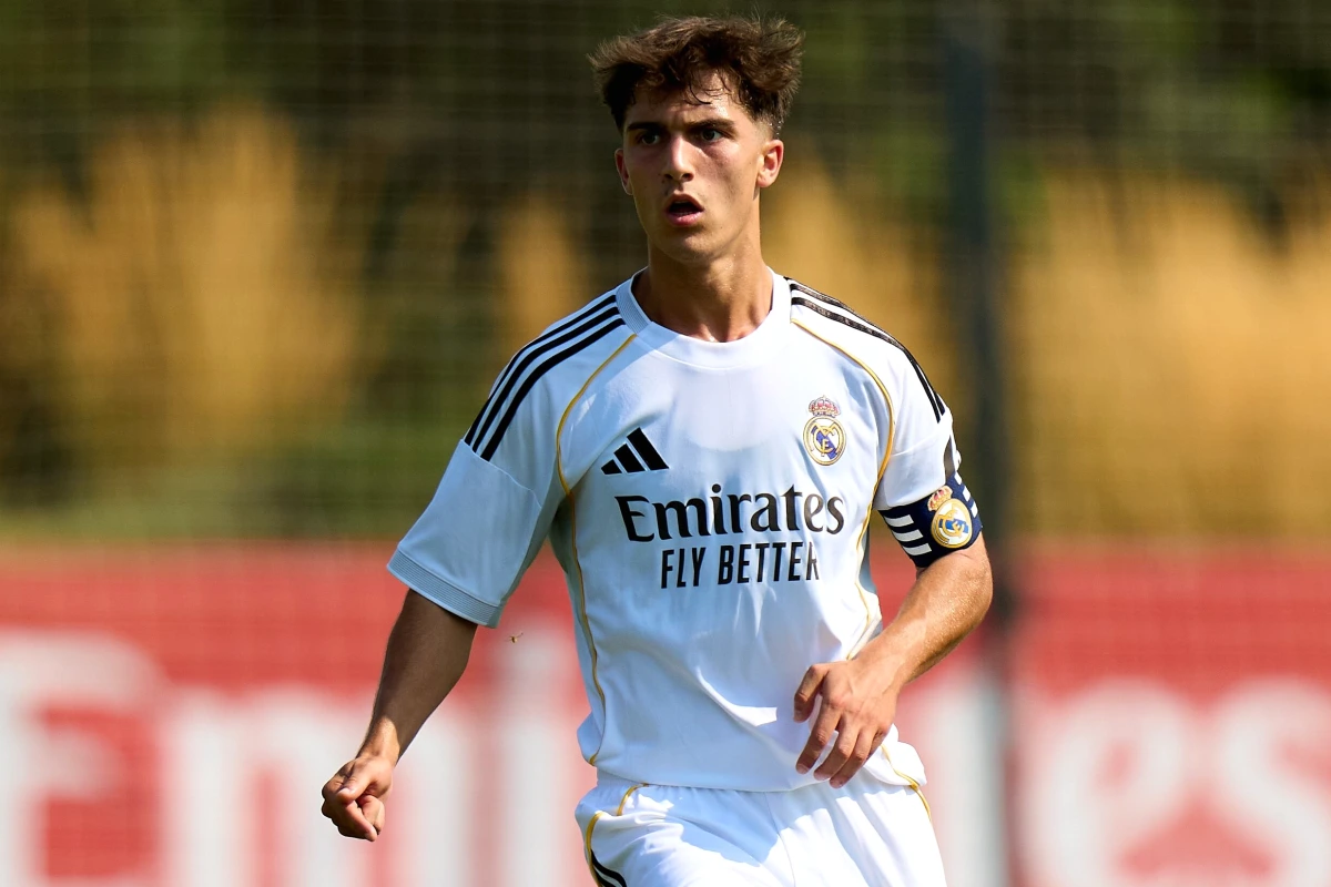 Joueurs du Real Madrid alignés avant le match contre Majorque en Liga EA Sports, sur la pelouse