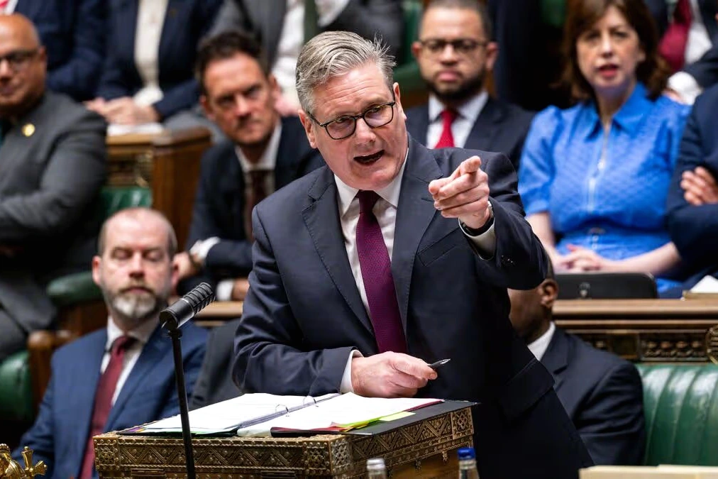 Keir Starmer au pupitre des PMQs à la Chambre des communes, députés assis derrière lui