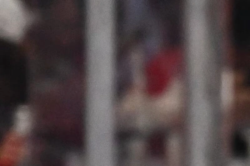 Kirby Dach en uniforme des Canadiens de Montréal, patinant avec la rondelle sur la glace en match