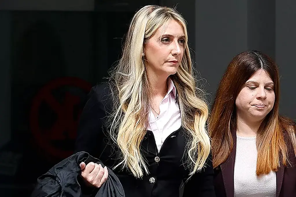 Koldo devant des micros, visage fermé, lors d’une conférence de presse sur l’affaire « Miss Asturias »