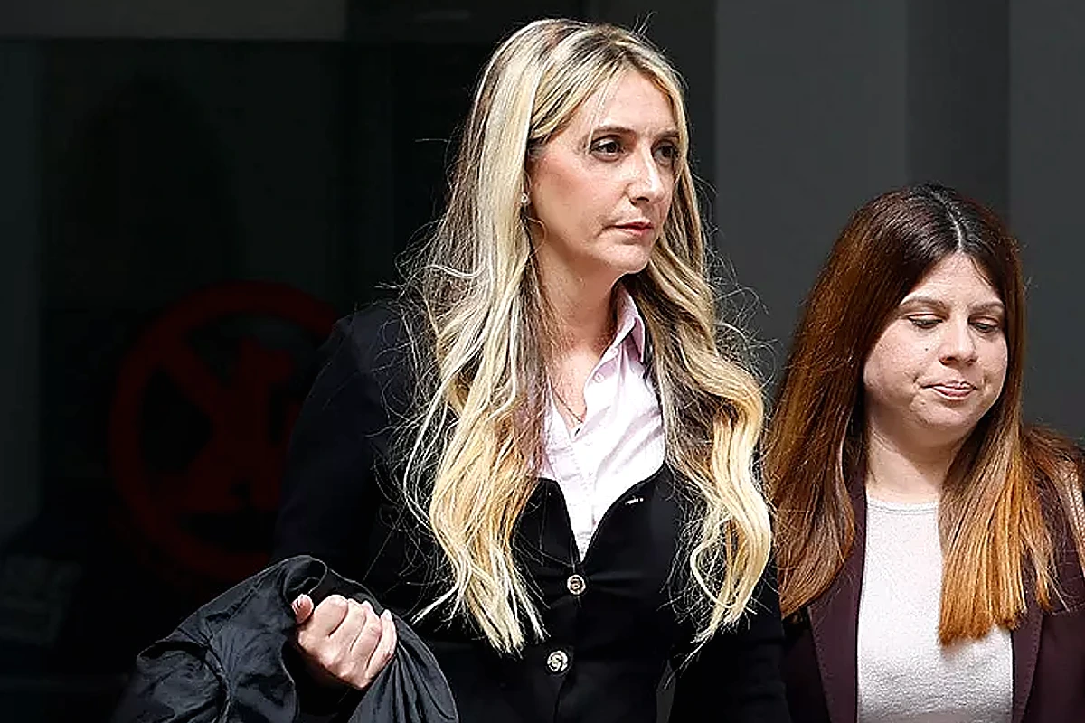 Koldo devant des micros, visage fermé, lors d’une conférence de presse sur l’affaire « Miss Asturias »