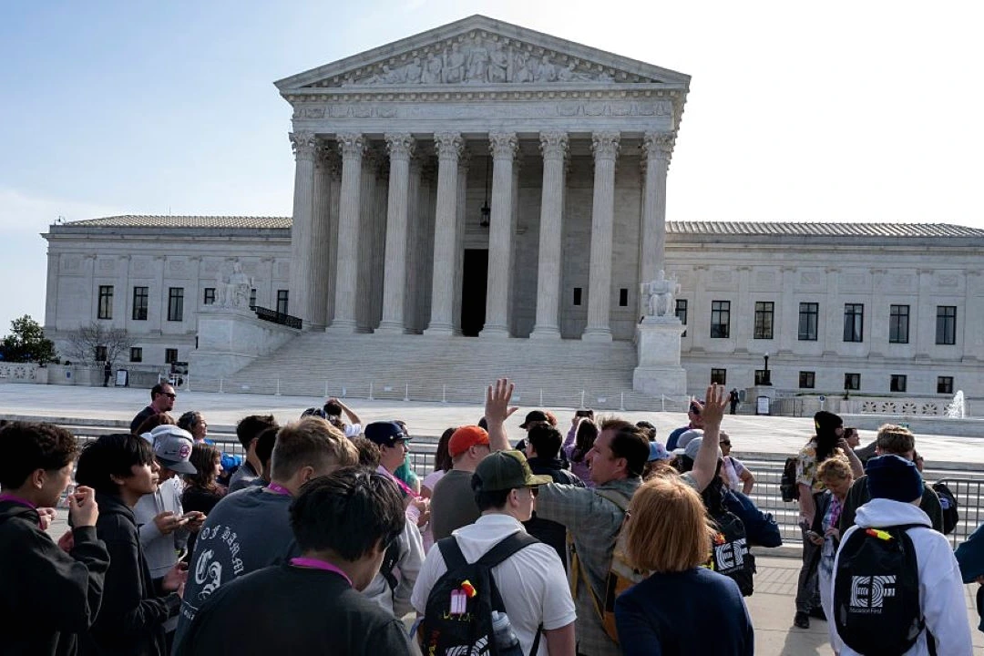 La Cour suprême des États-Unis, juges en robe noire, devant le bâtiment à Washington, drapeau américain.