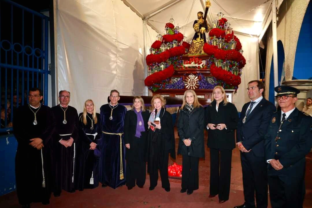 La reine Sofía salue des fidèles lors de sa visite à Jesús Nazareno, à La Pescadería, Cartagena.