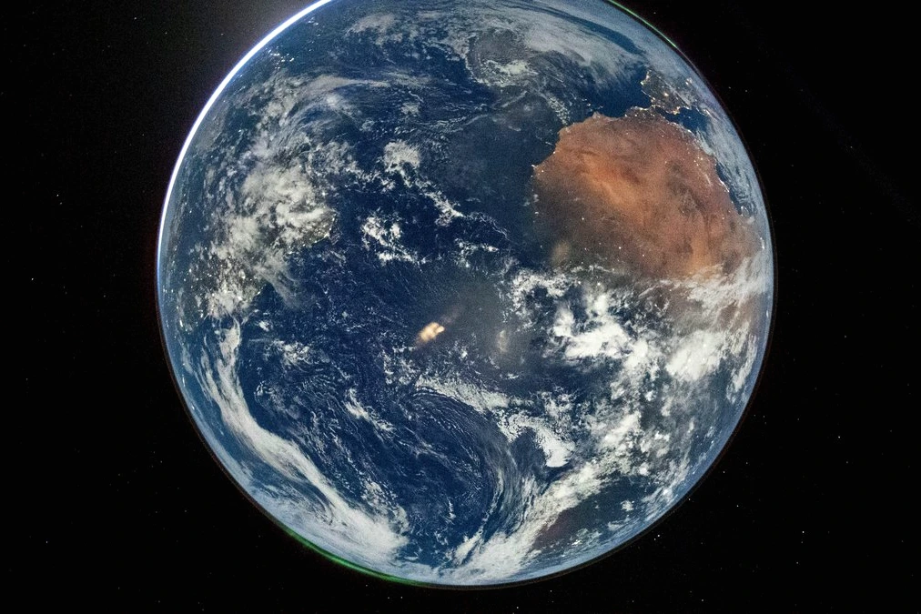 La Terre vue depuis l’espace par les astronautes d’Artemis II, avec nuages et courbure de l’horizon