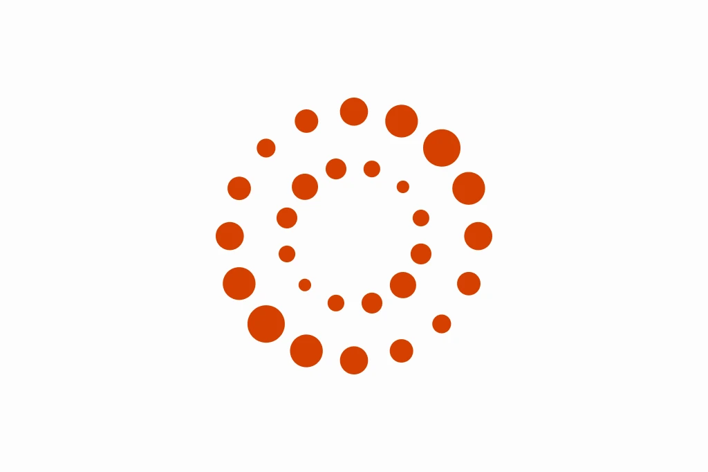 L’ambassadrice américaine en Ukraine debout devant des drapeaux, parlant à des journalistes lors d’un point presse