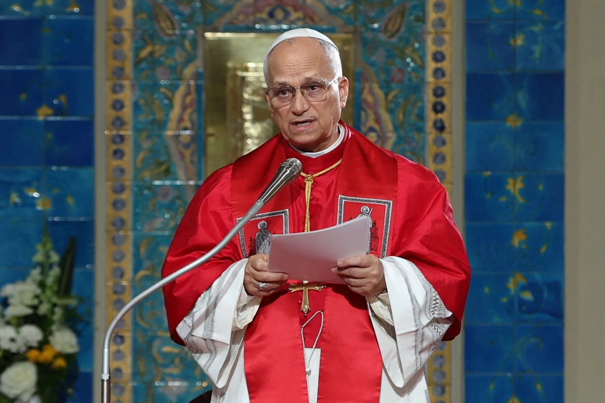 Le pape au Vatican, en tenue blanche, s’exprime devant des journalistes après l’attaque, évoquant Trump.