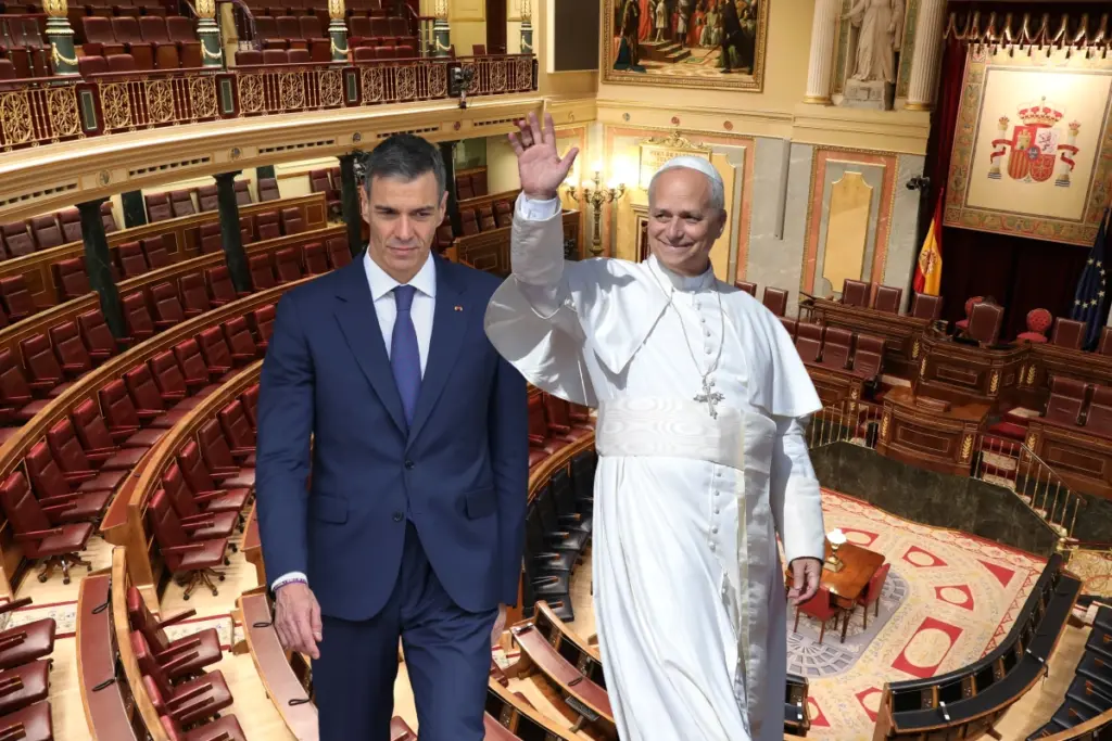Le pape Léon XIV saluant la foule lors de son voyage en Espagne, avec drapeaux et fidèles en arrière-plan