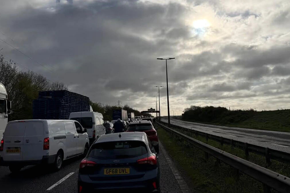 Le pont M4 Prince of Wales rouvert, circulation fluide et panneaux routiers visibles sous ciel gris