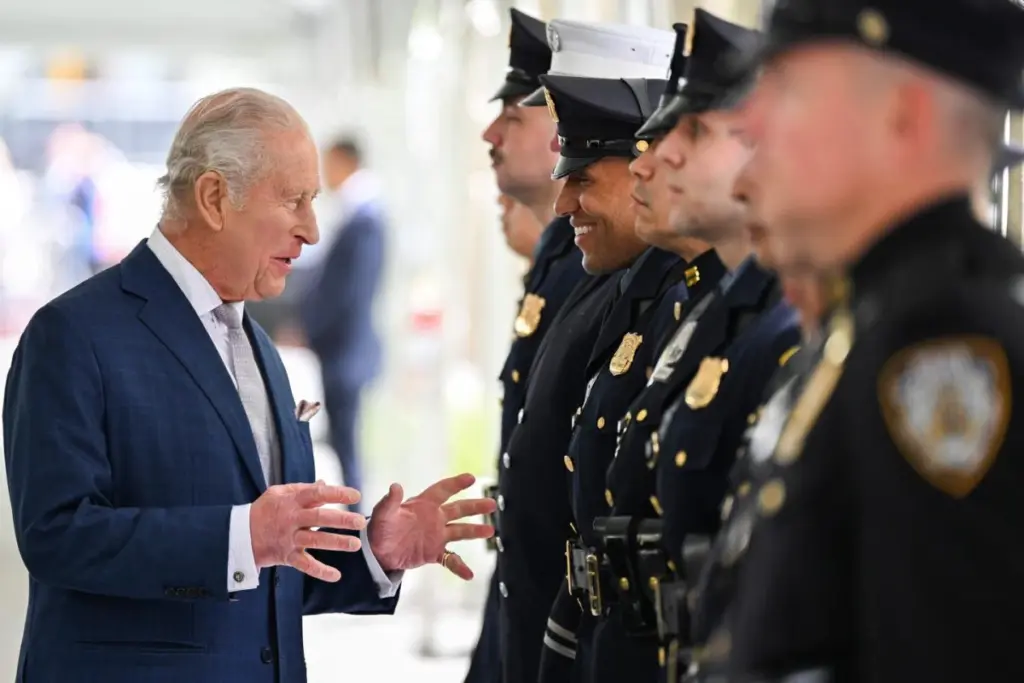 Le roi Charles III se recueille devant les bassins du mémorial du 11-Septembre à New York.
