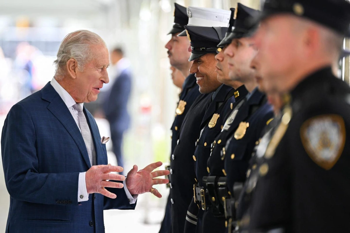 Le roi Charles III se recueille devant les bassins du mémorial du 11-Septembre à New York.