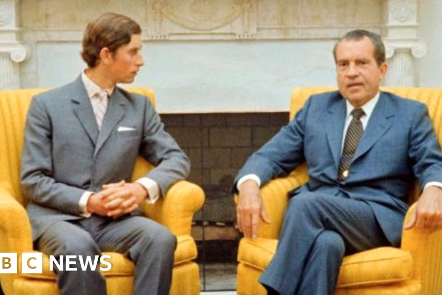 Le roi Charles lors d’une visite aux États-Unis, saluant la foule devant un bâtiment officiel.