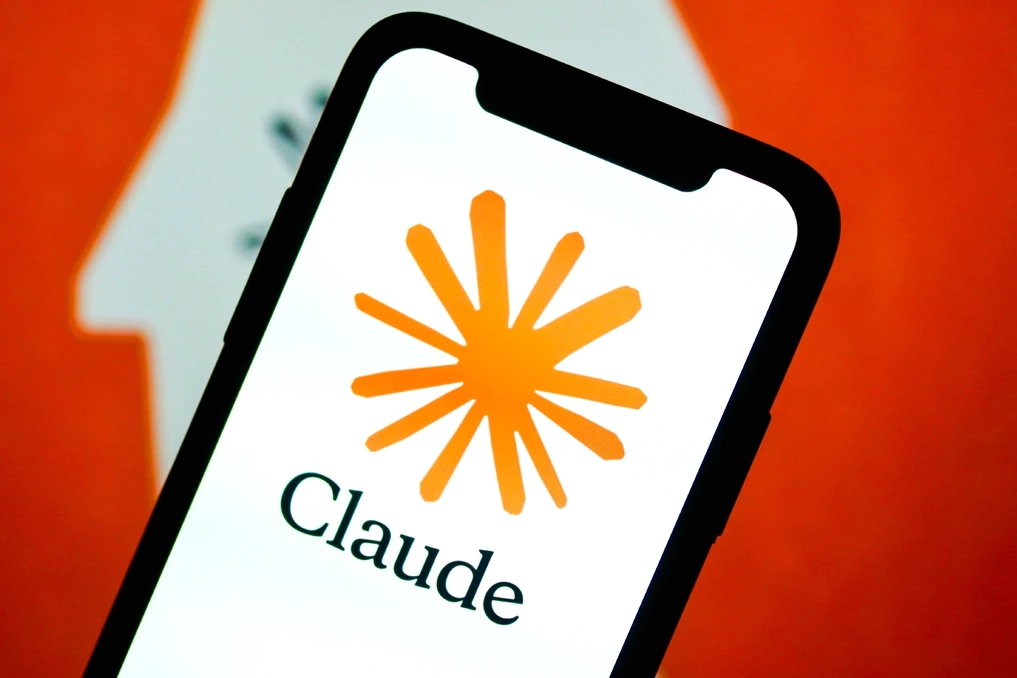 Logo Anthropic sur écran d’ordinateur, avec interface type Leboncoin affichant des annonces générées par IA