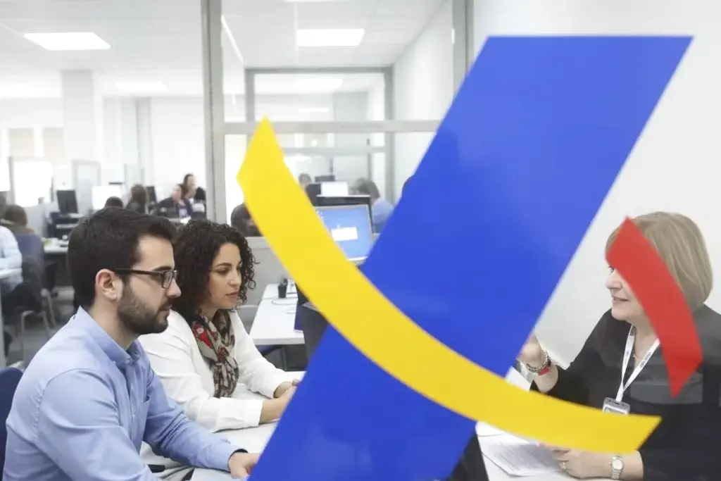 Logo de Hacienda sur un document fiscal, avec une maison en arrière-plan avant la Renta 2025-26