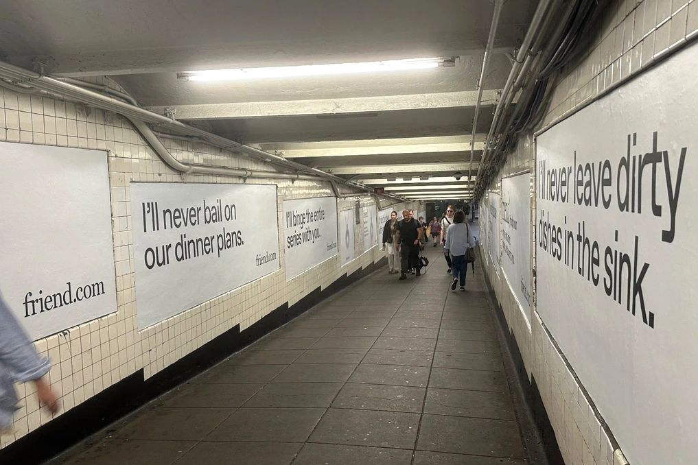 Logo Friend sur un smartphone, devant une station de métro en arrière-plan, écran de consentement RGPD visible