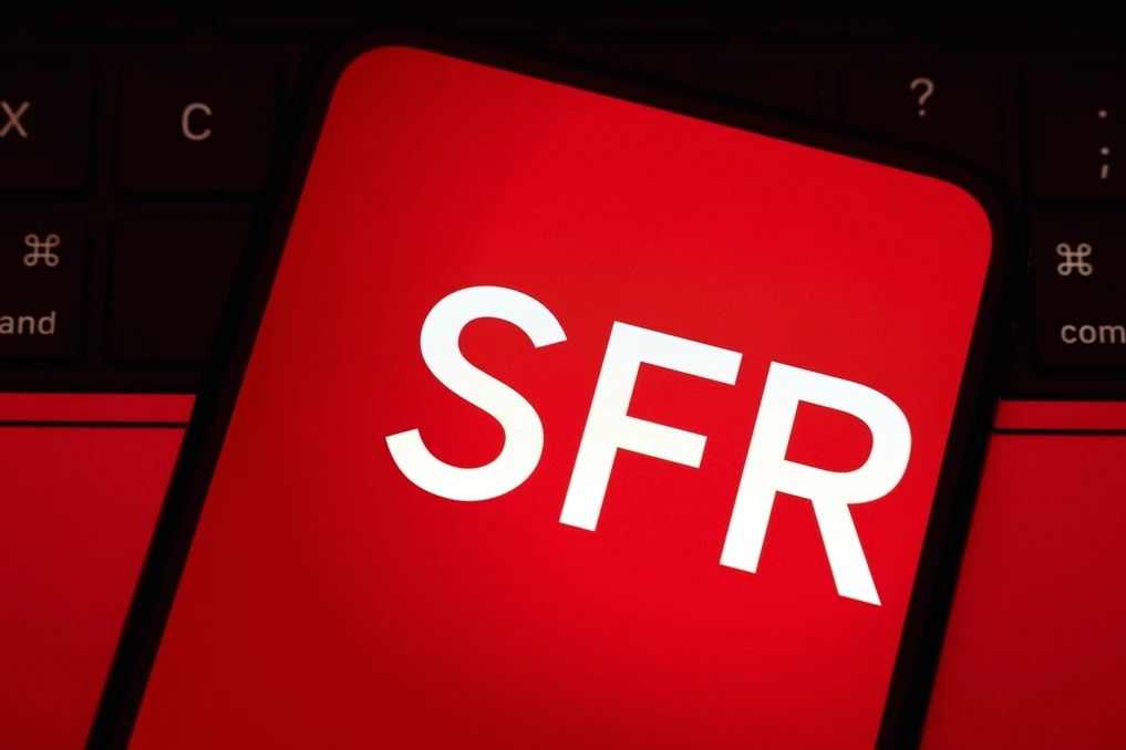 Logo SFR en carré rouge sur fond sombre, partiellement éteint, avec une lueur rouge qui s’atténue