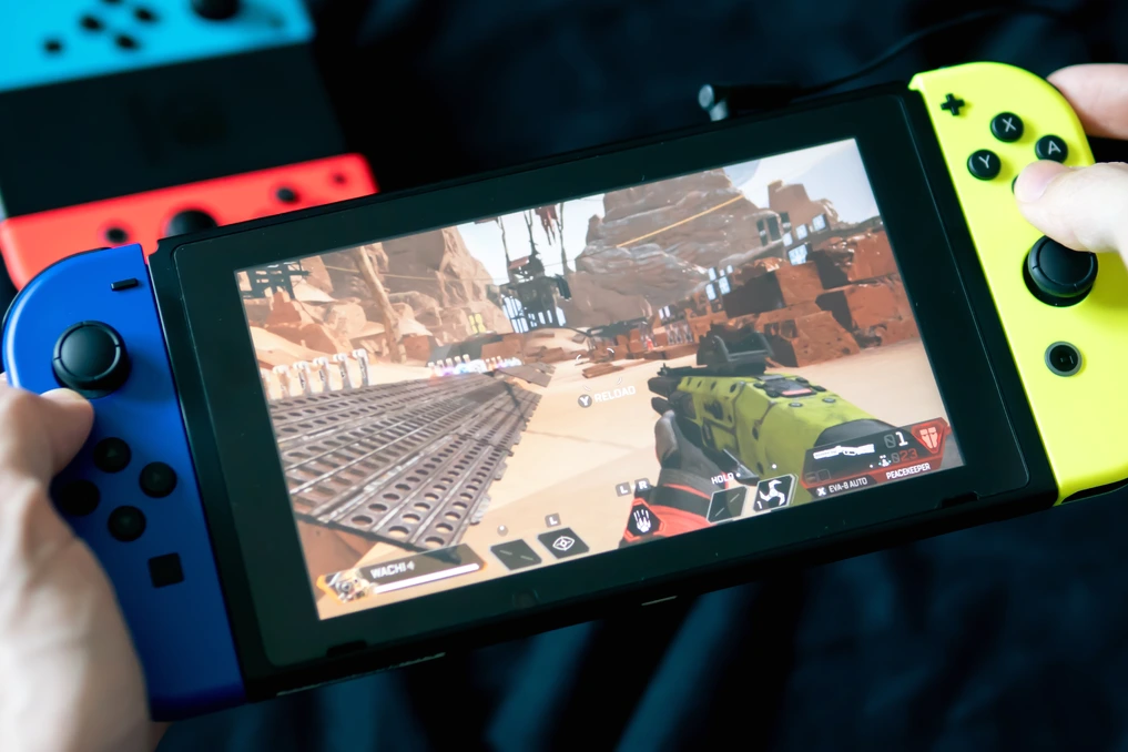 Logo Steam sur une Nintendo Switch affichant Linux à l’écran, avec un symbole d’avertissement en surimpression