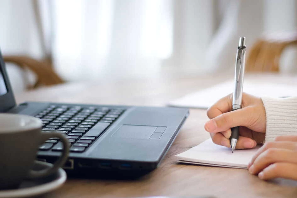 Mail de l’ANTS affiché sur un écran d’ordinateur, avec une alerte de fuite de données en arrière-plan