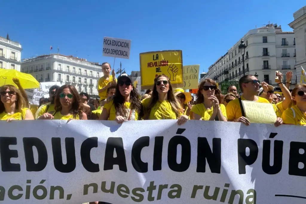 Manifestation à Madrid : des milliers de personnes dans la rue défendent l’éducation publique, banderoles levées
