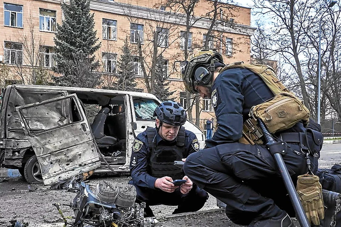 Marché de Dnipropetrovsk après une frappe russe, étals détruits et débris au sol, secouristes sur place