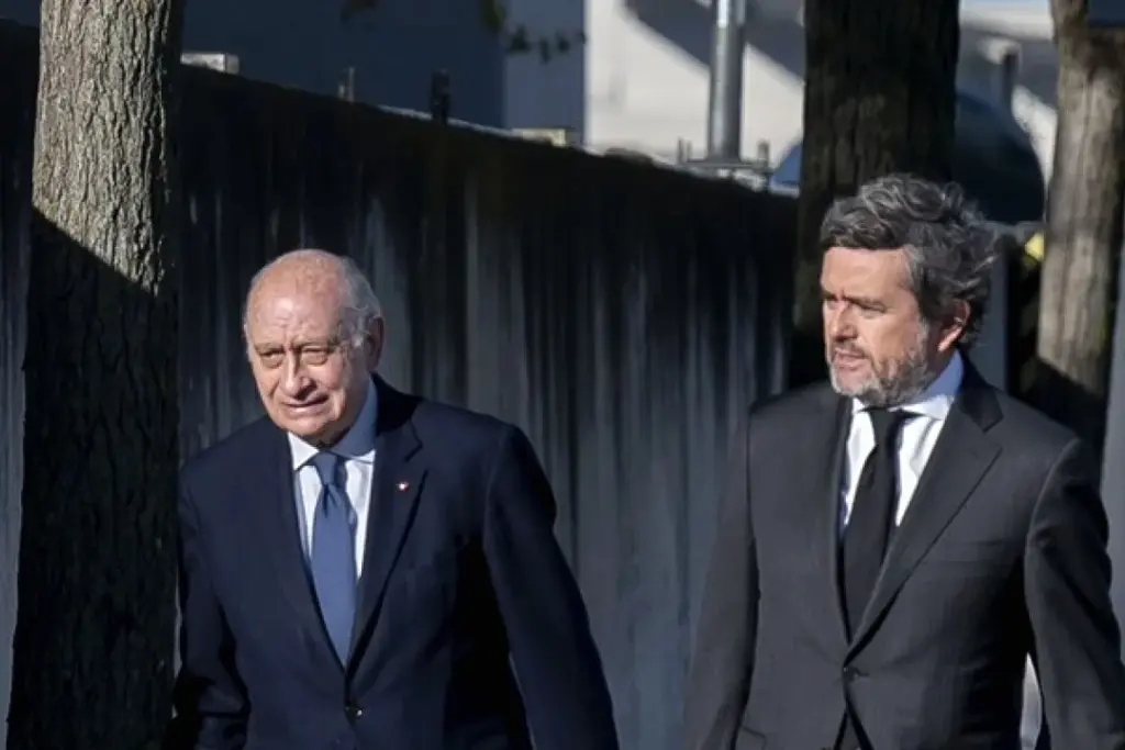 Mariano Rajoy devant des micros, avec des policiers en uniforme derrière, lors de l’affaire « Kitchen ».