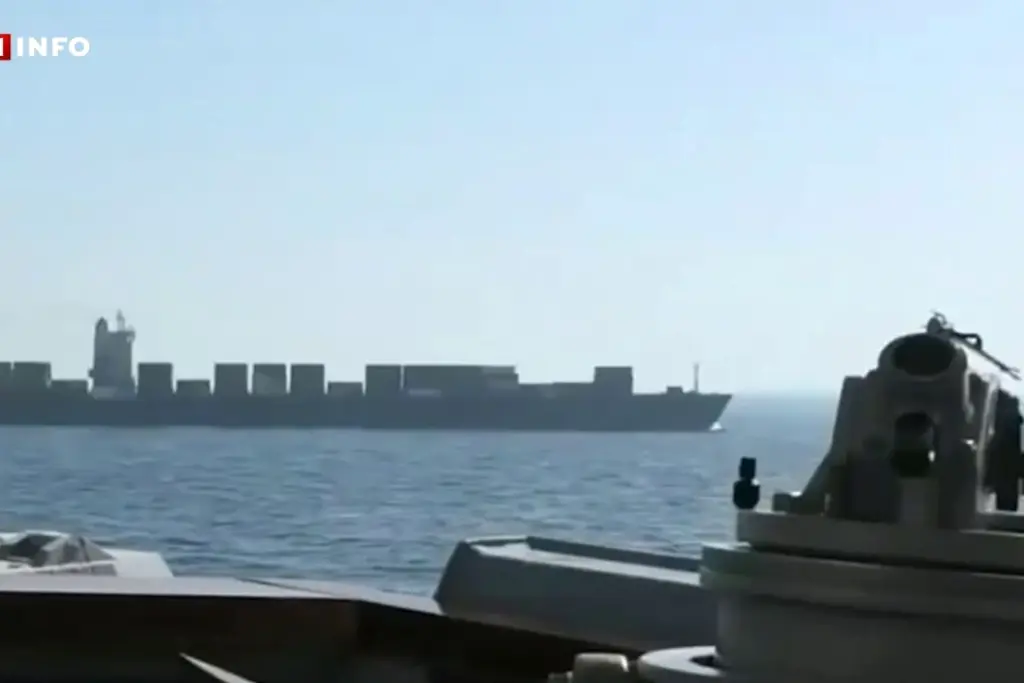 Marins américains à bord d’un cargo iranien, inspectant le pont en mer au Moyen-Orient.
