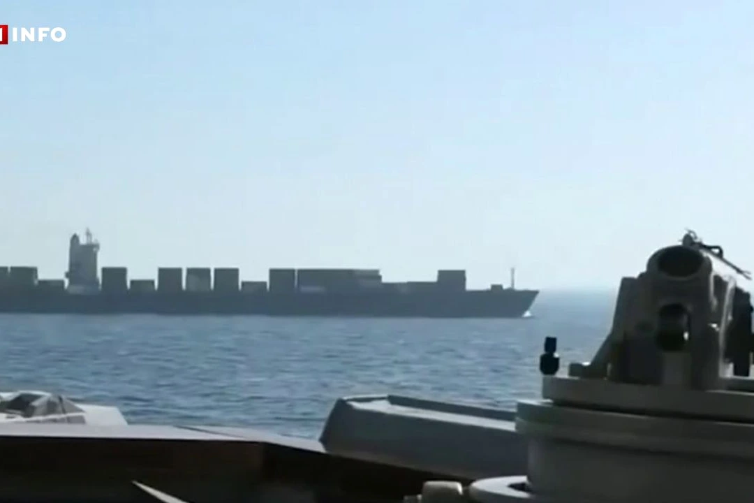 Marins américains à bord d’un cargo iranien, inspectant le pont en mer au Moyen-Orient.