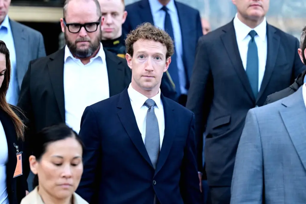 Mark Zuckerberg sur scène devant un écran, micro en main, lors d’une présentation sur l’IA