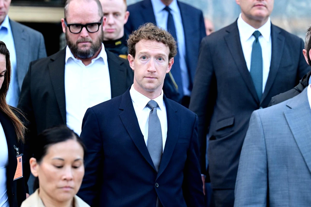Mark Zuckerberg sur scène devant un écran, micro en main, lors d’une présentation sur l’IA