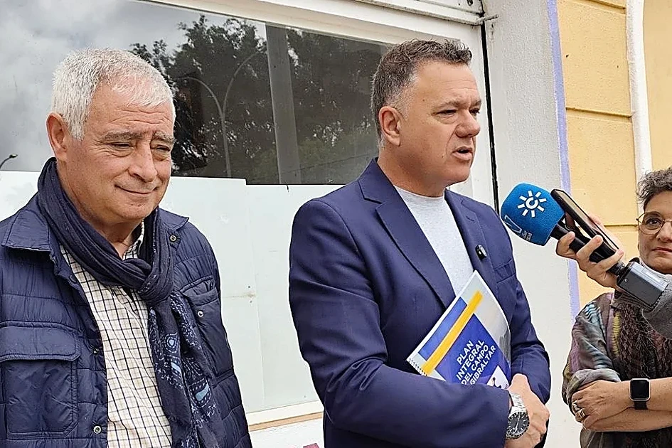 Militants de Podemos Andalucía réunis en assemblée, levant la main pour soutenir une candidature unique