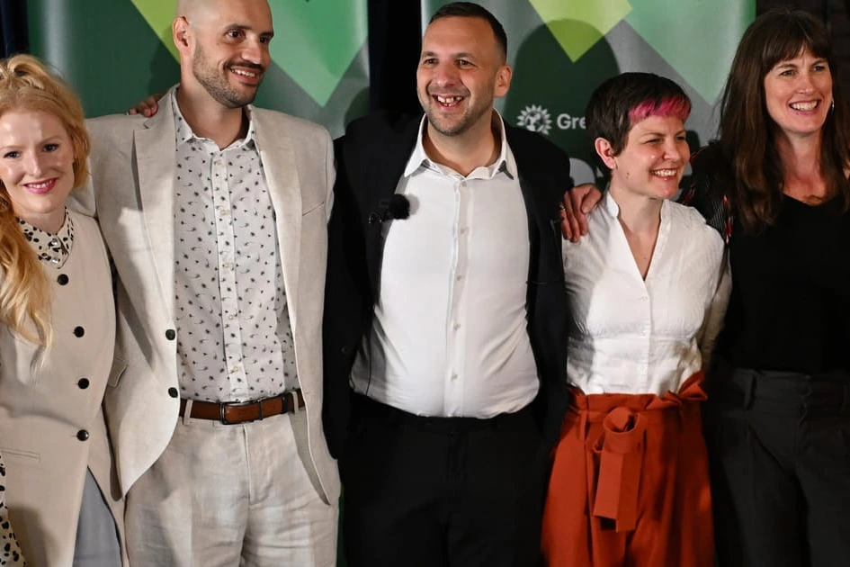 Militants des Verts et de Reform UK brandissant des pancartes lors d’un rassemblement à Londres.