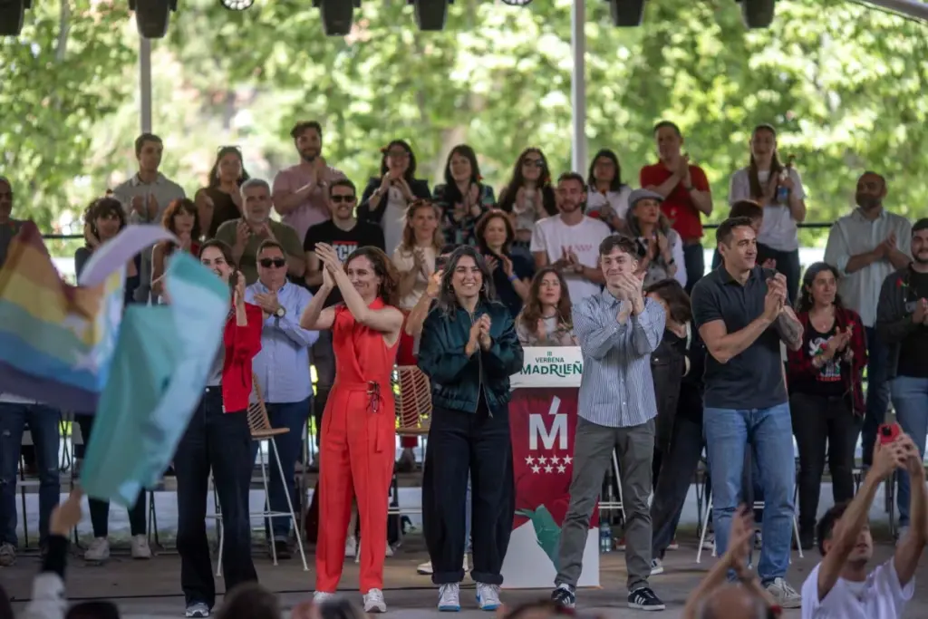 Mónica García et Emilio Delgado posent côte à côte devant un fond de campagne de Más Madrid.