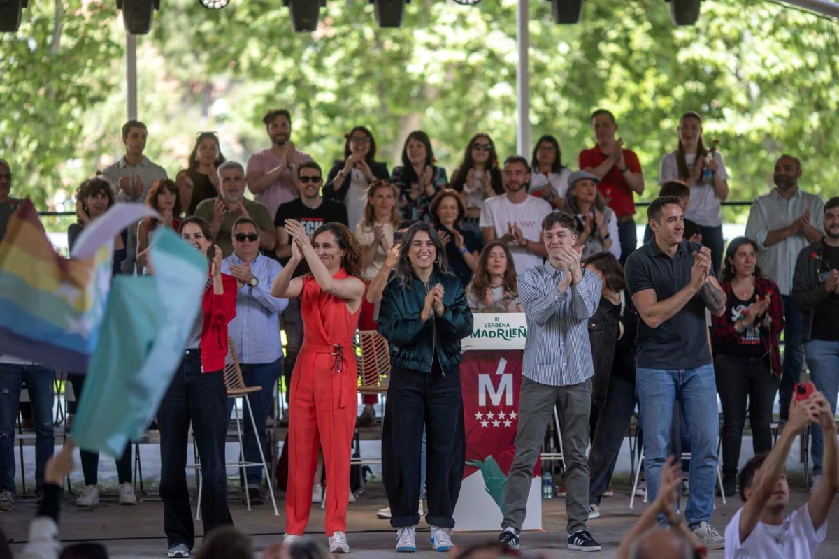 Mónica García et Emilio Delgado posent côte à côte devant un fond de campagne de Más Madrid.