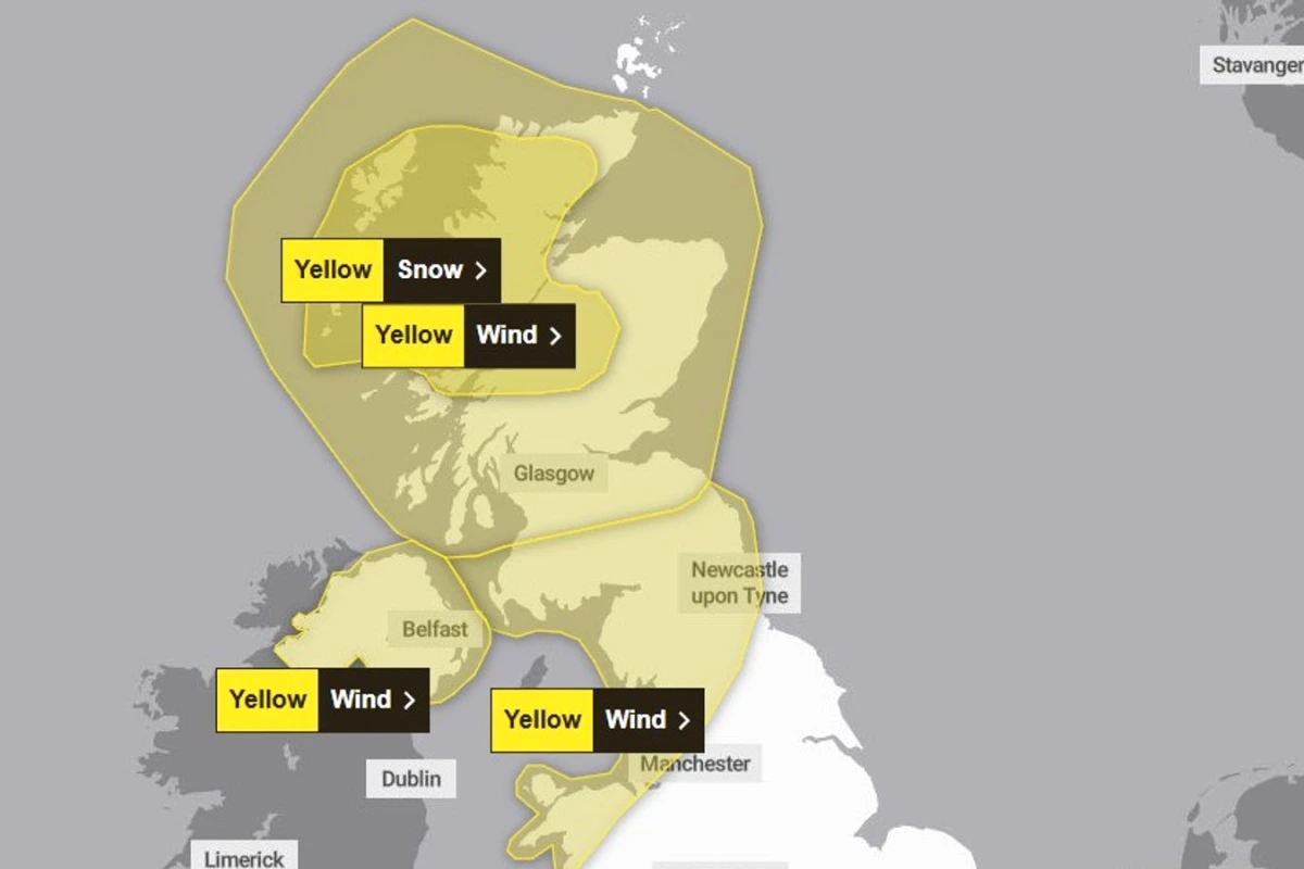 Nuages sombres et fortes rafales sur une rue au Royaume-Uni, alors que la tempête Dave approche à Pâques