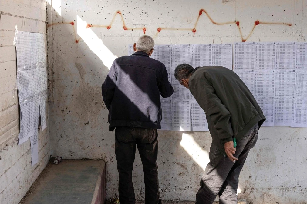 Palestiniens déposant leur bulletin dans une urne lors d’élections locales en Cisjordanie et à Gaza