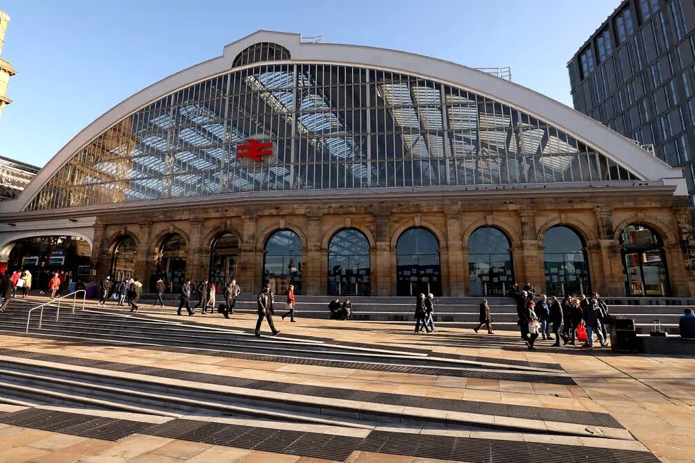 Panneau d’affichage des départs à Manchester, indiquant des retards vers Liverpool Lime Street.