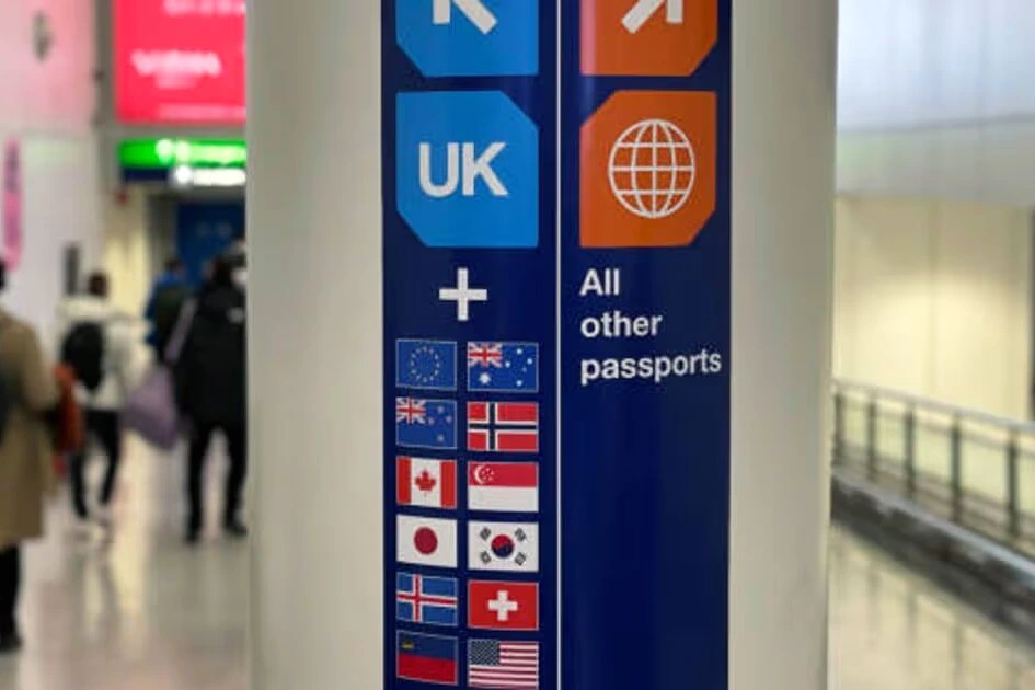 Panneau du Foreign Office au Royaume-Uni, avec drapeaux de l’UE et du Royaume-Uni en arrière-plan