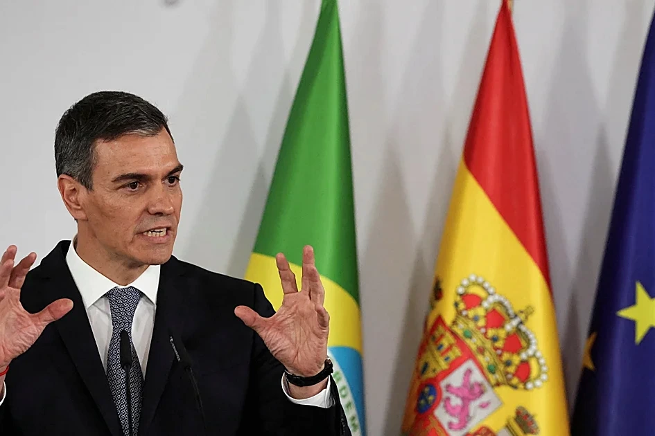Pedro Sánchez au pupitre, micro devant lui, s’exprimant lors de la IV Réunion « En défense de la démocratie »